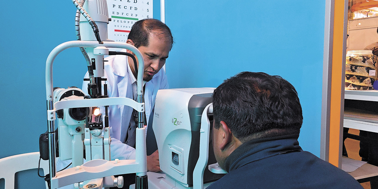 Un visitante de la feria recibe atención en oftalmología.  | Foto: MSyD