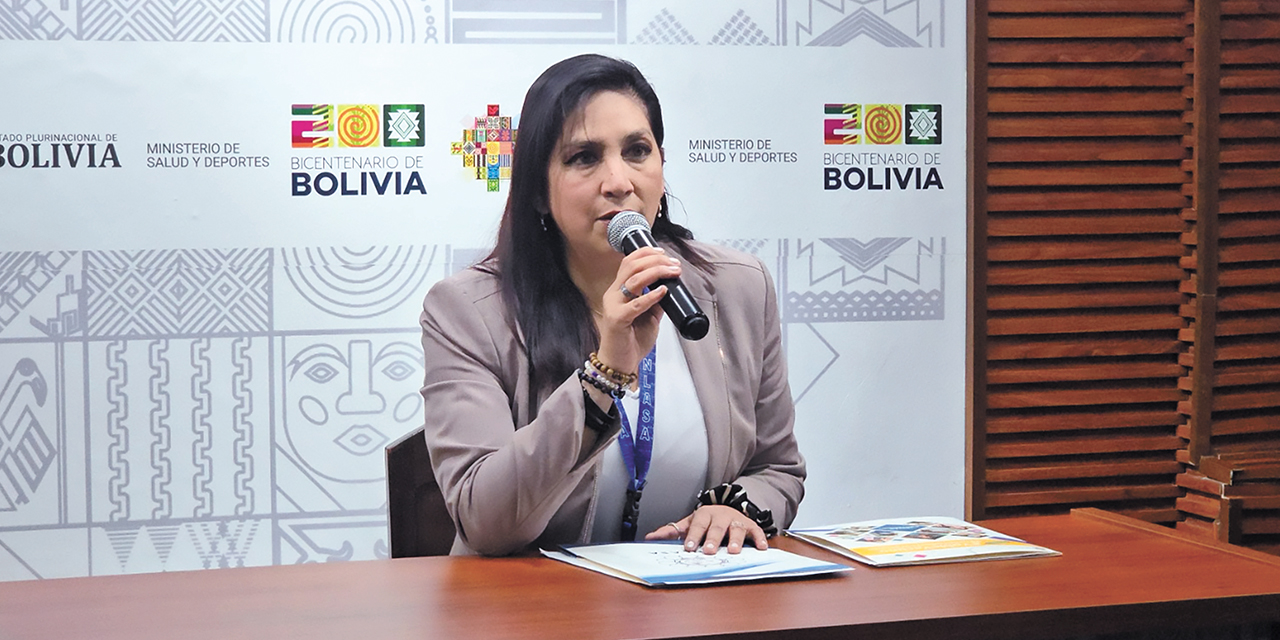 La directora del Insala, Evelin Fortún, durante la conferencia. Foto:  MIN. DE SALUD