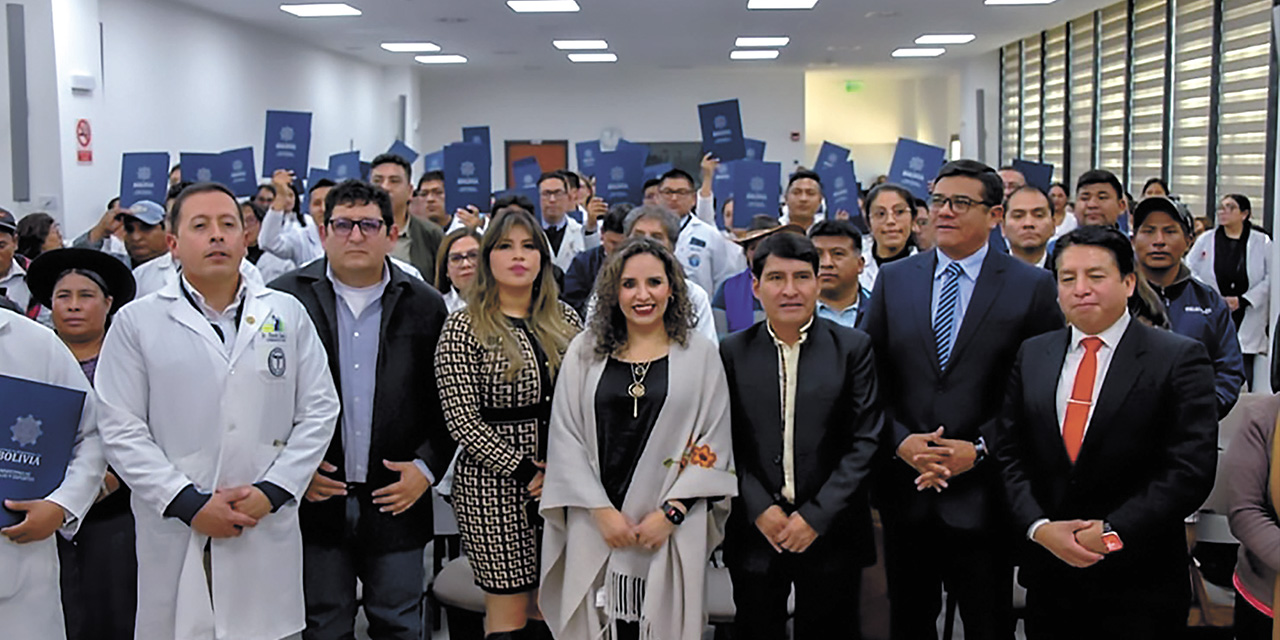 La ministra de Salud, María Renée Castro, junto a autoridades, durante la entrega de ítems en Sucre.  | Foto: MSyD