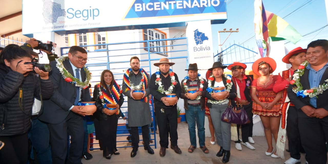 La ch'alla de la tercera sucursal del Segip en Chuquisaca. Foto: Segip