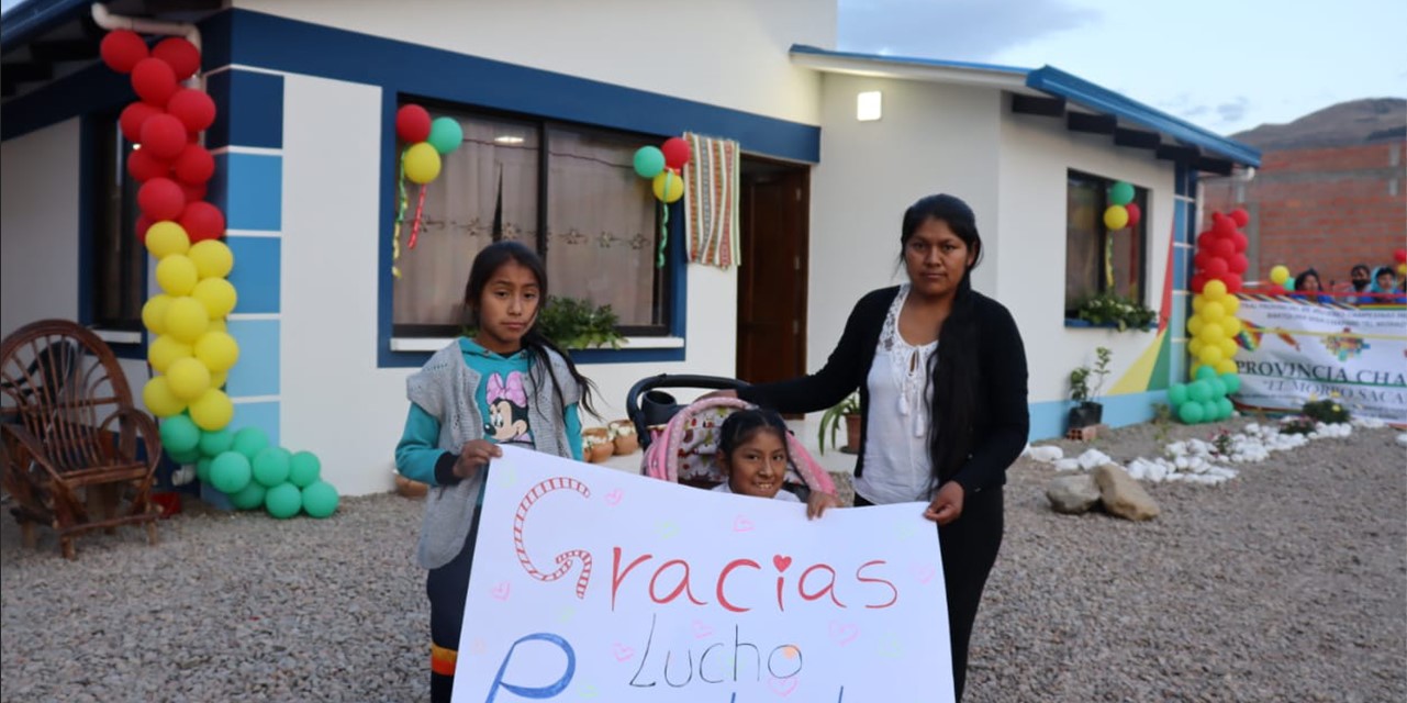 Una madre y su hija de Sacaba, Cochabamba, agradecen la entrega de su vivienda al presidente Luis Arce. Foto Archivo Presidencia.