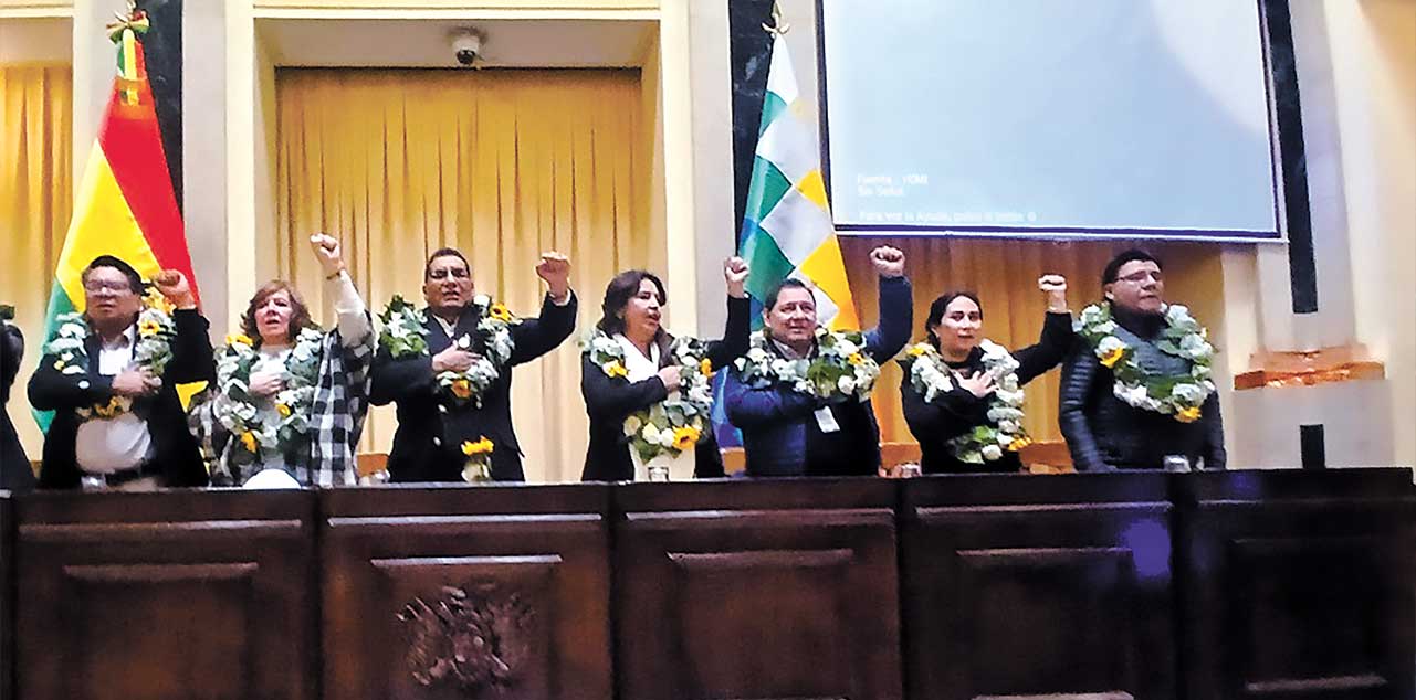 Janeth Trujillo durante la entonación del Himno Nacional en la Vicepresidencia. Foto: Vilma Condori Loza