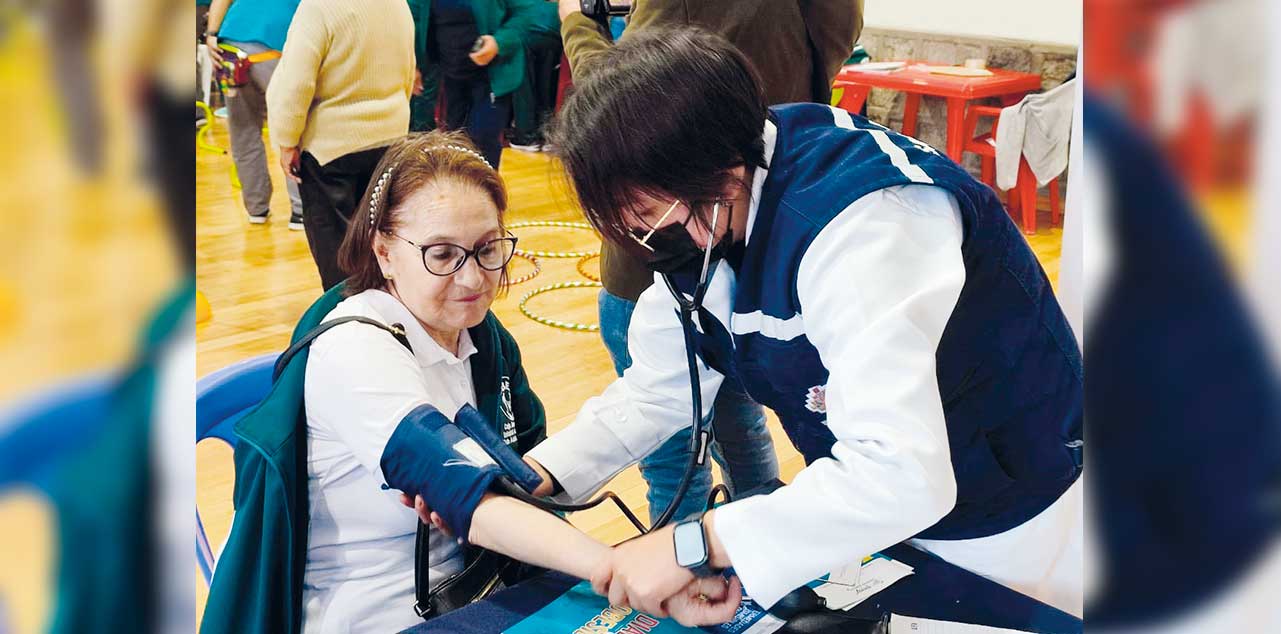 Personal en salud brinda atención a una persona de la tercera edad. Foto: Ministerio de Salud