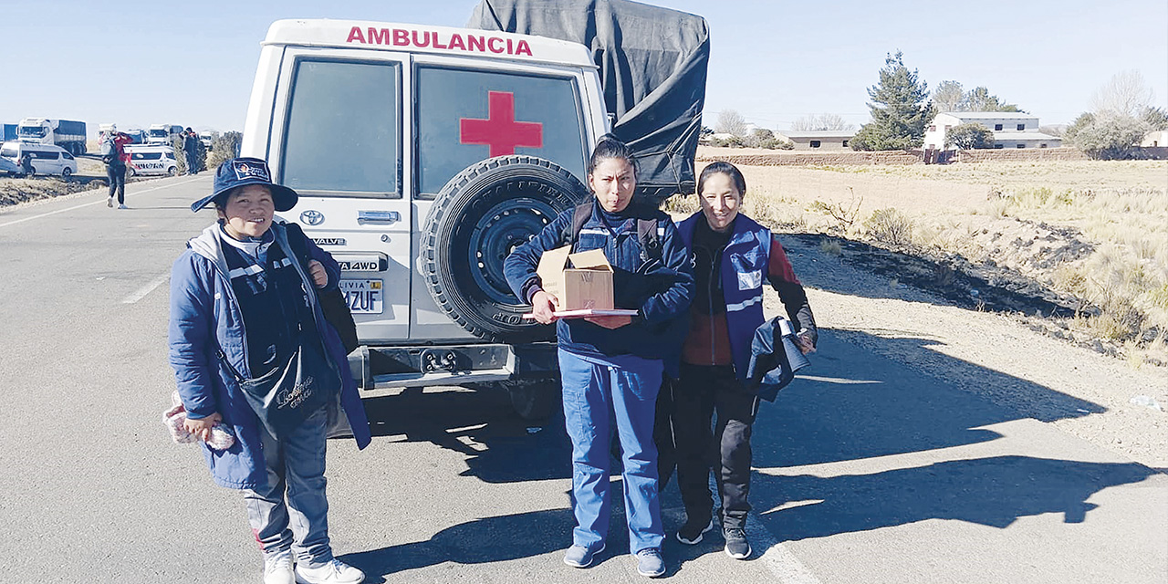 Personal en salud en las carreteras. | Foto: MSyD