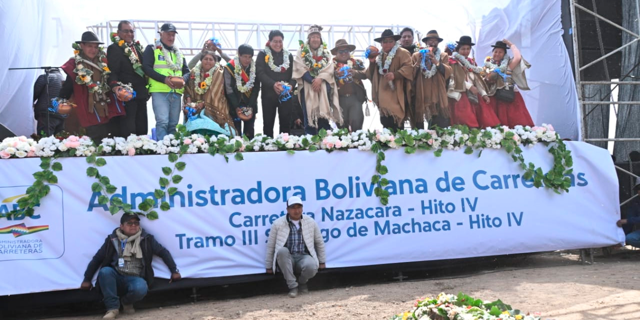 Presidente inicia la construcción de la carretera Nazacara - Hito IV, tramo III. Fuente: Comunicación Presidencial.