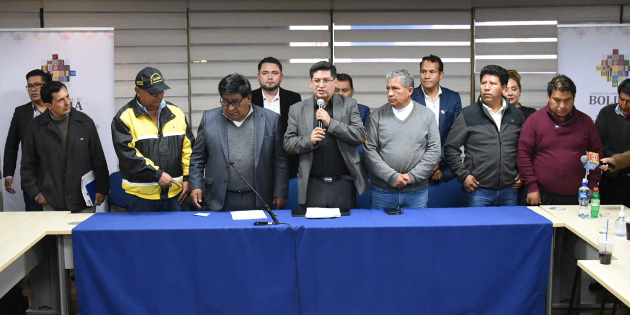 La dirigencia de los choferes sindicalizados junto a los ministros de Economía, Marcelo Montenegro, y de Defensa, Edmundo Novillo. Foto: Gustavo Ticona