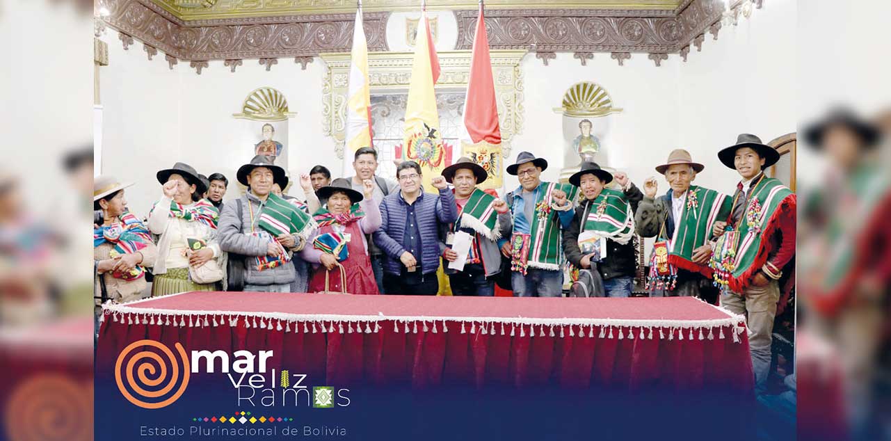 El ministro Veliz y autoridades del municipio de Llicla, en Potosí. Foto: Ministerio de Educación