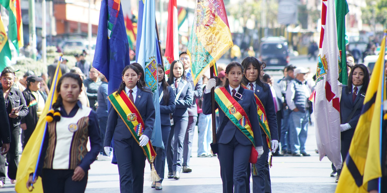 Estudiantes protagonizan los desfiles cívicos en la ciudad de La Paz. Foto: Jorge Mamani