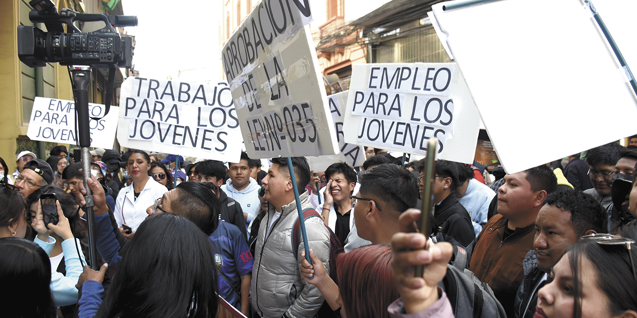 La protesta llegó hasta el Colegio Médico. Foto: Jorge Mamani