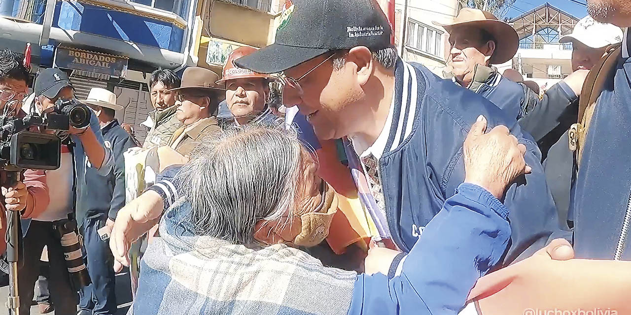 El jefe de Estado Luis Arce saluda a una persona de la tercera edad. | Foto: Presidencia