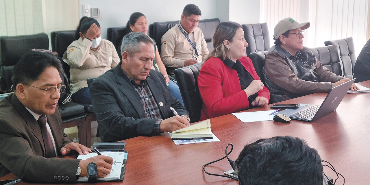 Autoridades nacionales durante la reunión. | Foto: Ministerio de Justicia