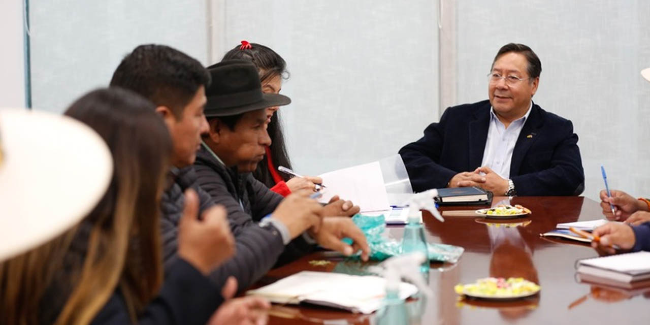 El presidente Luis Arce en reunión con dirigente y autoridades de Cochabamba. Foto tomada de la cuenta de RRSS del presidente Luis Arce