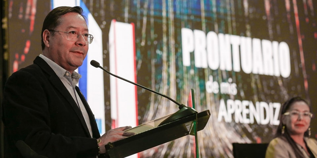 El presidente Luis Arce durante su intervención en la presentación del ‘Prontuario de mis aprendizajes’, en el campo ferial Chuquiago Marka.  | Foto: Presidencia