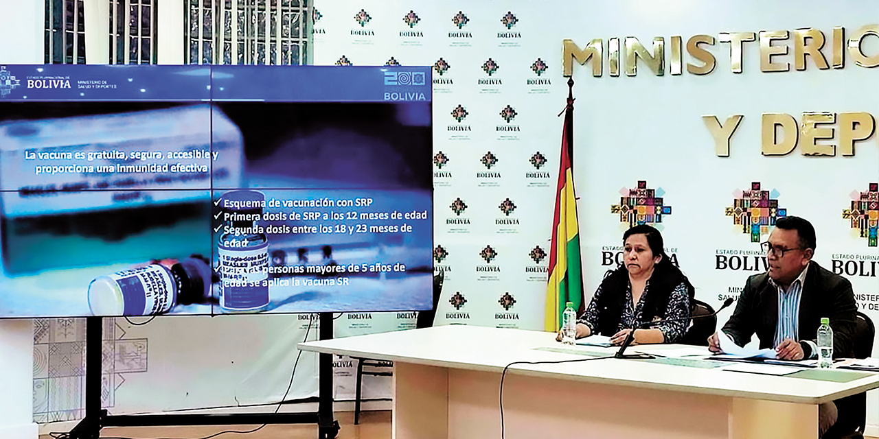 Autoridades del Ministerio de Salud y Deportes en conferencia de prensa, ayer. Foto: MIN. DE SALUD