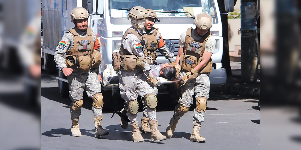 Equipos de emergencia en el simulacro trasladan a una persona herida a una zona segura. Foto: Viceministerio de Defensa Civil