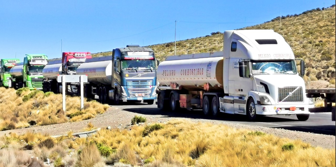 Bloqueo impide el ingreso de cisternas al país. Foto YPFB