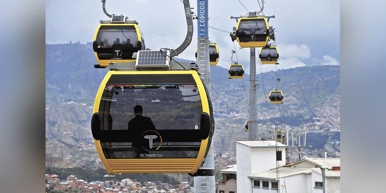 La Línea Amarilla con su estación en la Curva de Holguín de la zona de Obraajes, que llega hasta la estación en la  zona Satélite, en la ciudad de El Alto.  | Foto: Archivo