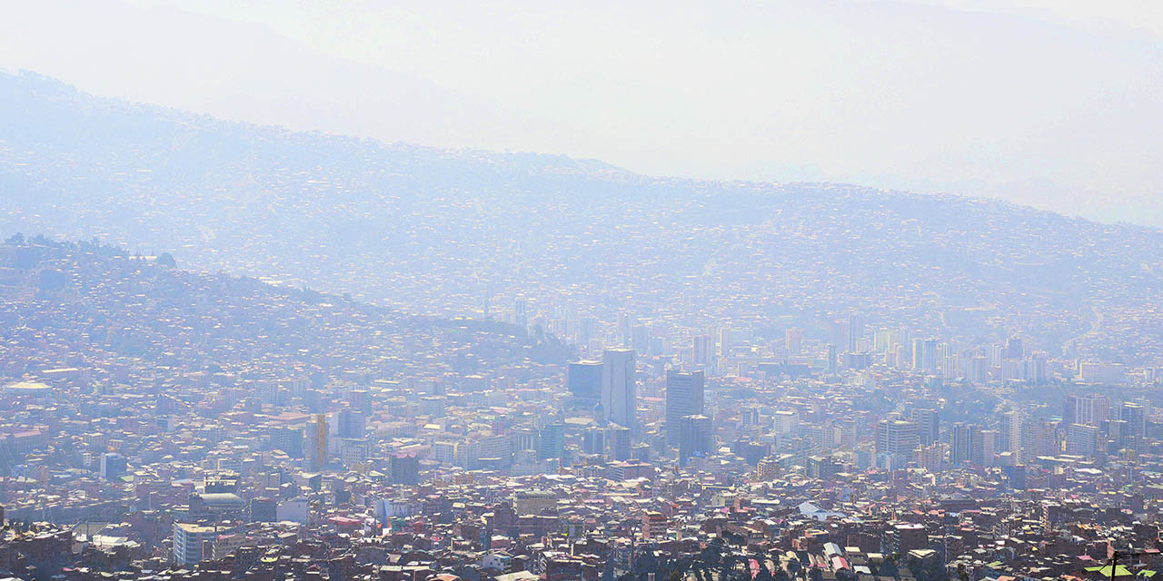 La mañana de ayer,  una densa humareda se cirnió sobre La Paz.  | Foto: APG