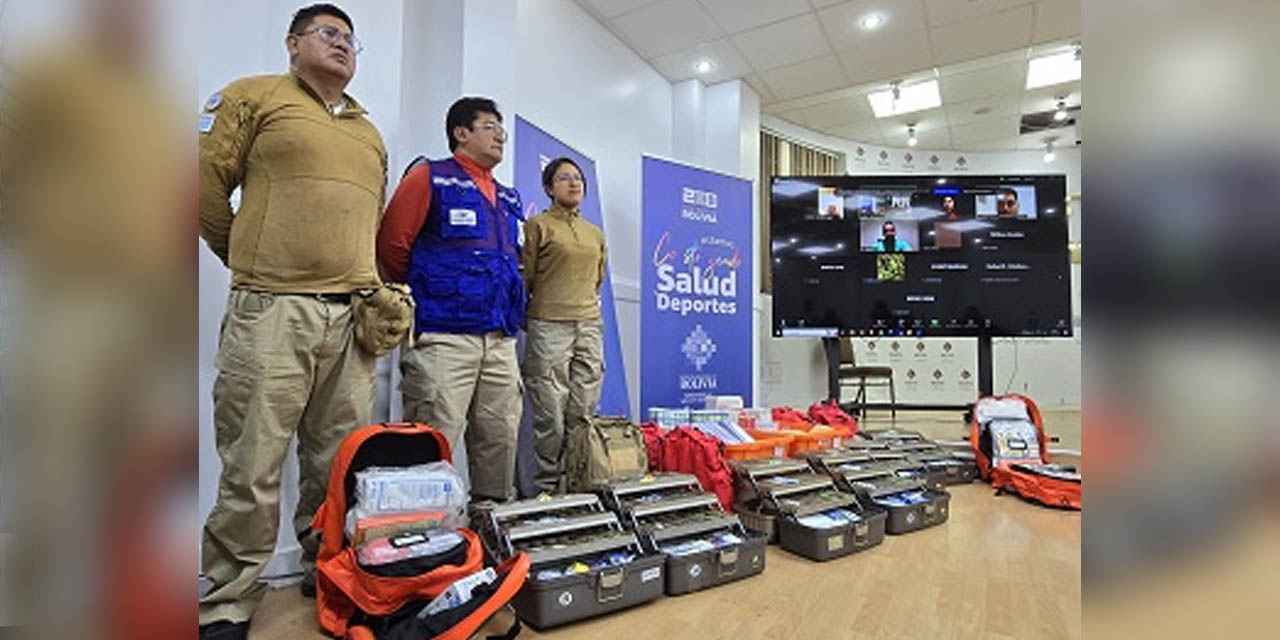 Algunos integrantes de las brigadas médicas y los medicamentos para la atención de los efectos de los incendios. Foto: MSyD