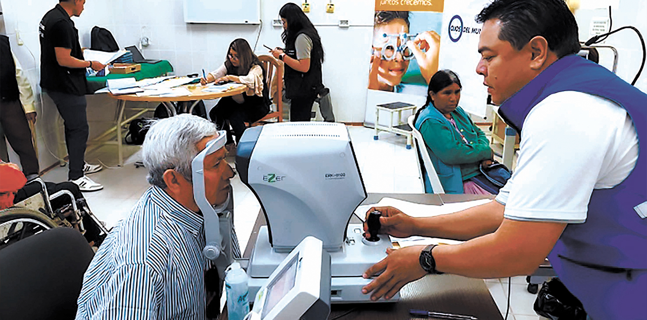 Un paciente de la tercera edad en revisión oftalmológica. Foto: Ministerio de Salud