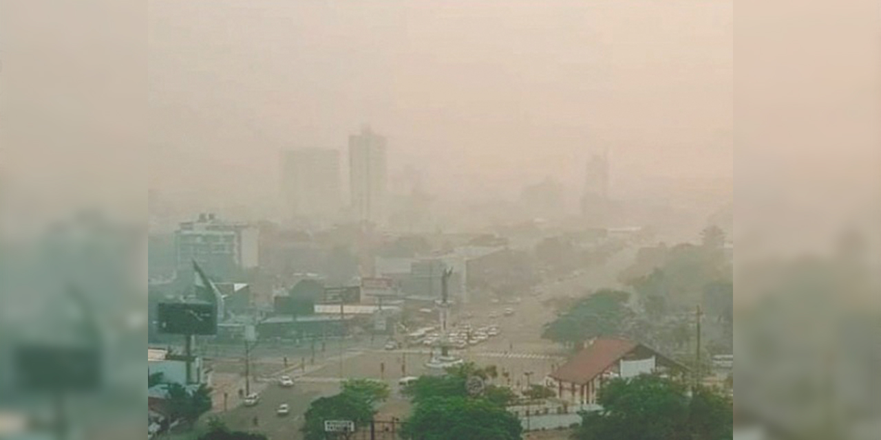 Opacada por el humo, la capital cruceña sufre de un aire contaminado. Foto: ÚLTIMA HORA TV