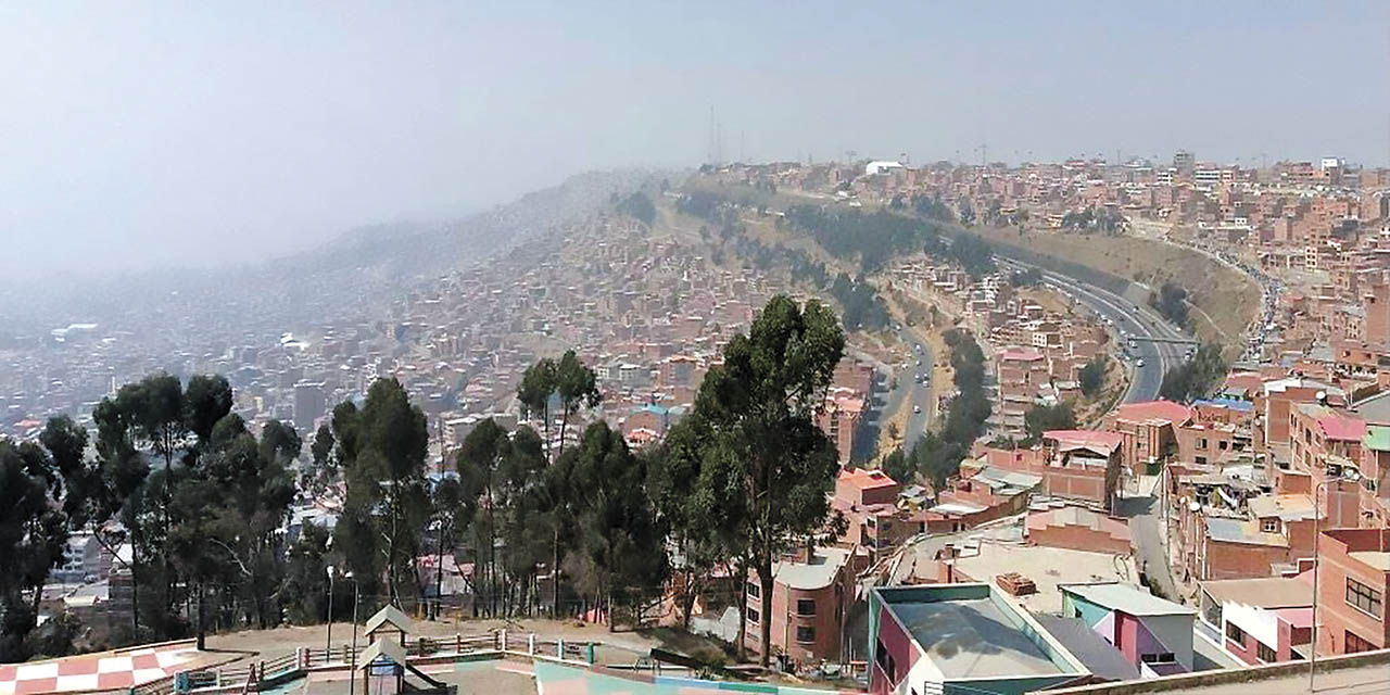 El humo cubre las ciudades de La Paz y El Alto. | Foto: Diego Rojas facebook