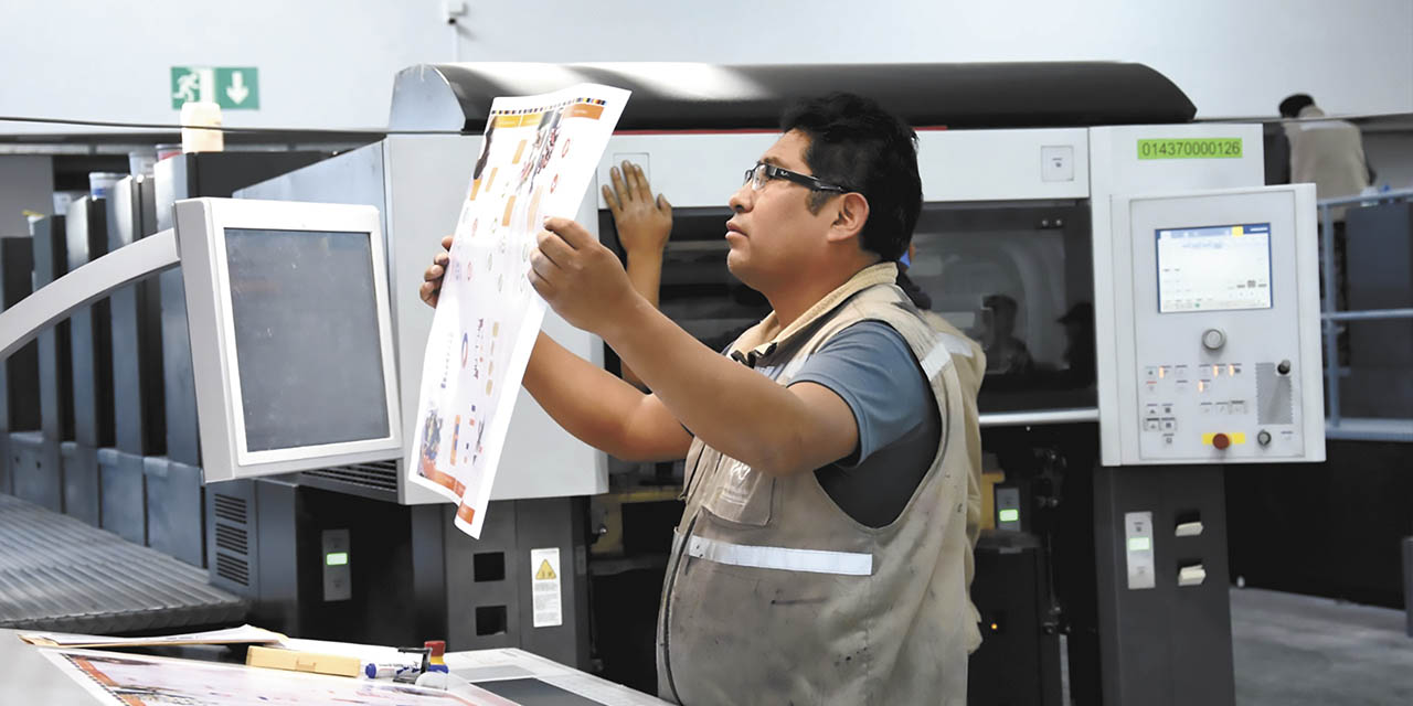 Uno de los trabajadores verifica la calidad del producto. | Foto: Editorial del Estado