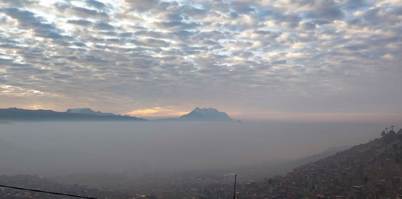 Una intensa humareda cubre la ciudad de La Paz. Foto: Maribel Condori