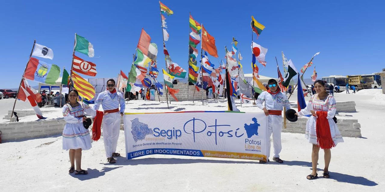 El evento se desarrolló en el sector Las Banderitas, del Salar de Uyuni. Foto: Segip