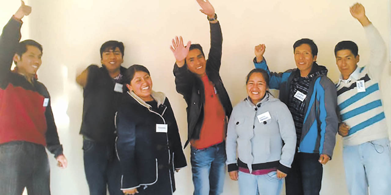 Un grupo de jóvenes beneficiarios. | Foto: Bolivia Emprende