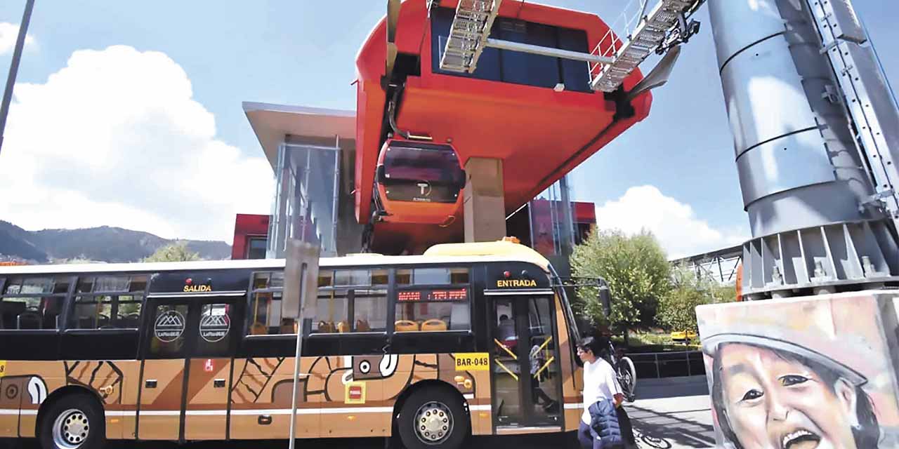 Un bus municipal en la estación de la Línea Roja.