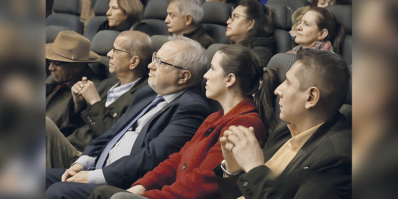 Autoridades nacionales junto a otros espectadores en la presentación del documental. | Foto: Aben