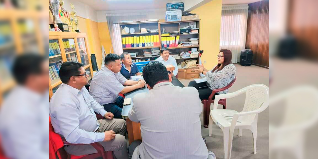 Reunión entre la directora de la Aisem, Verónica Casablanca, y la Central Obrera Departamental (COD) de Chuquisaca. Foto: AISEM