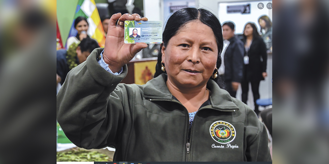 Una productora muestra su credencial luego de ingresar al sistema Siscoca.