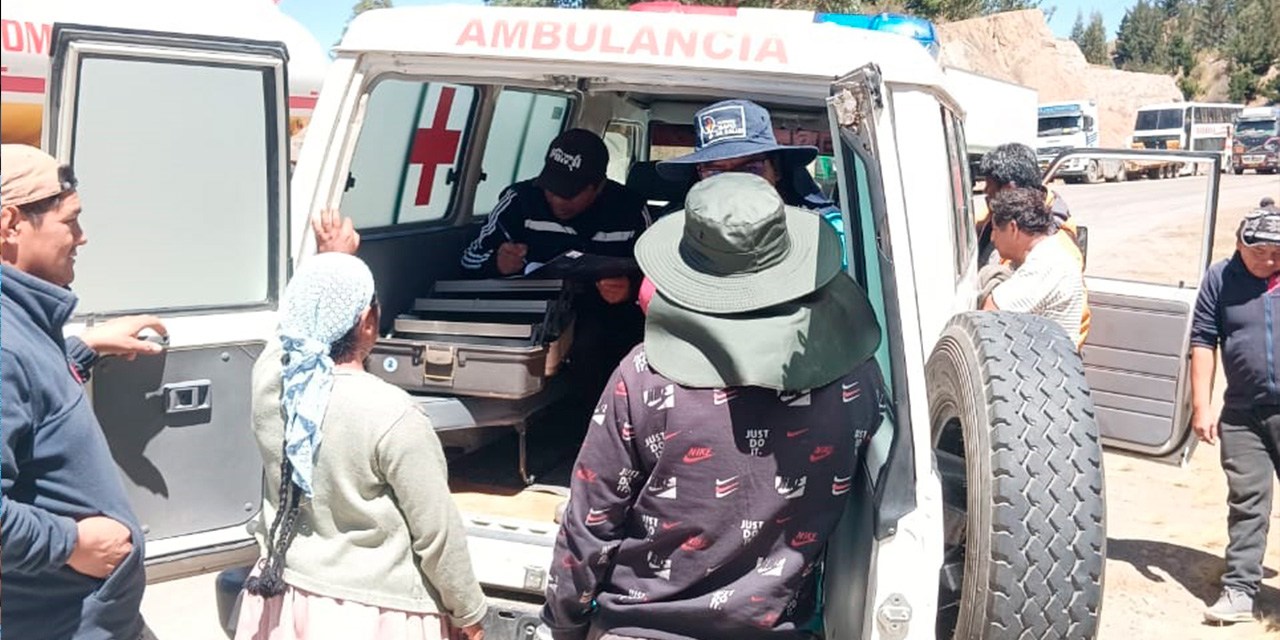 Bloqueadores requisan una ambulancia. Foto: Ministerio de Salud