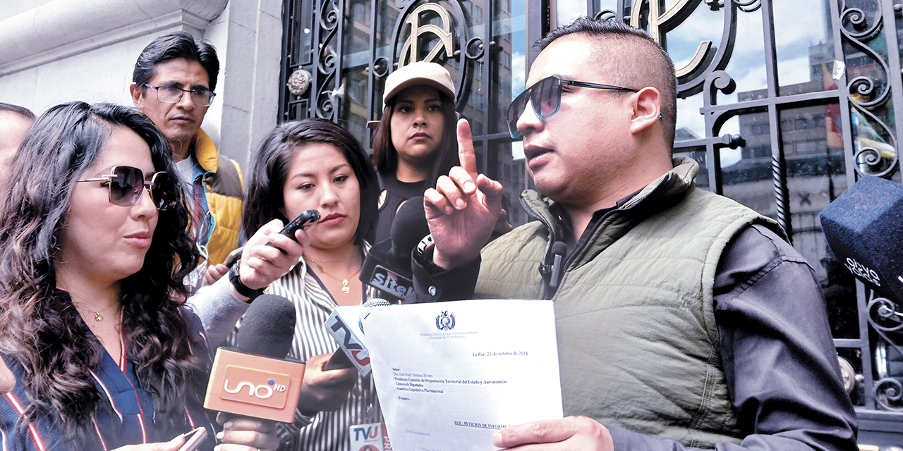 El diputado Astorga en contacto con la prensa. | Foto: Vilma Condori