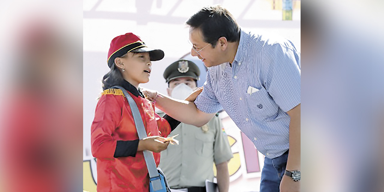 El presidente Arce en la entrega del Bono Juancito Pinto, en 2023. | Foto: RRSS