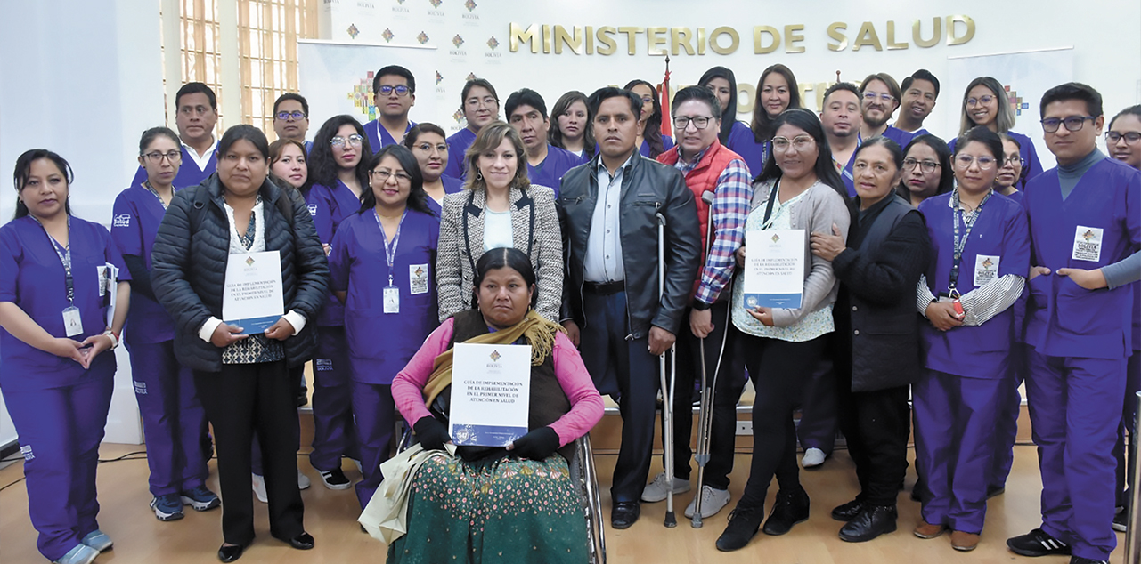 Personal en salud y los beneficiarios junto a la viceministra Mariana Ramírez. Foto: Ministerio de Salud