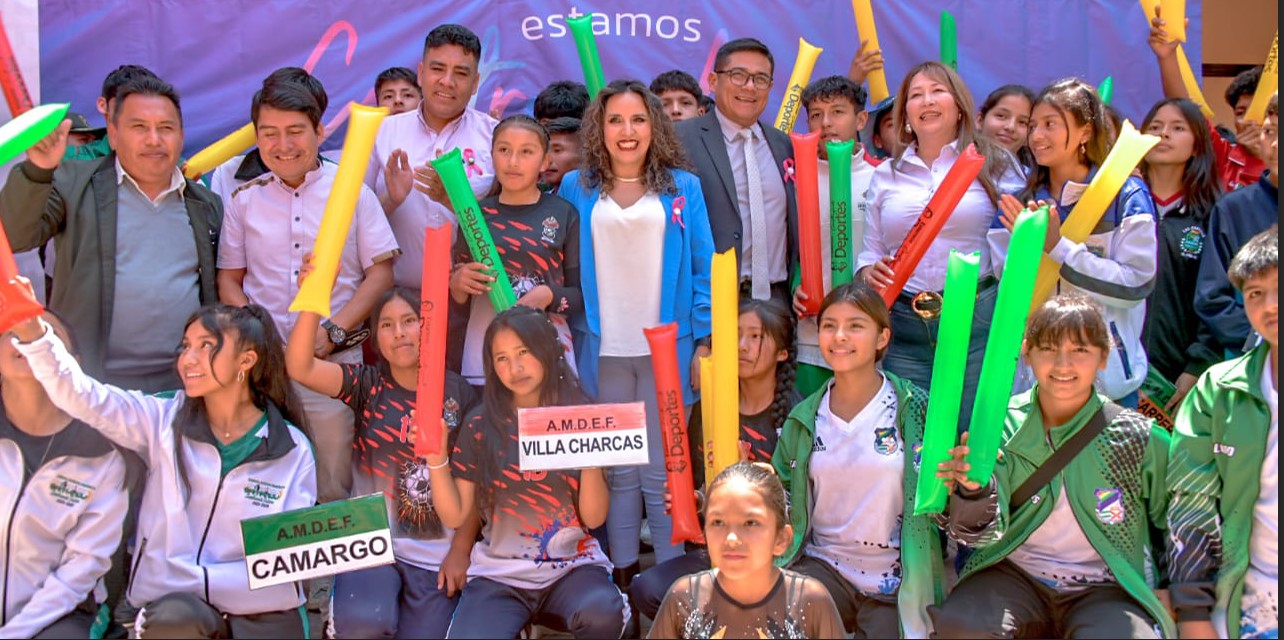 La ministra de Salud, María Renée Castro, con un grupo de deportistas. Foto Min. Salud