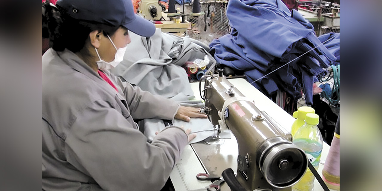 Una mujer en una empresa textil, en El Alto. | 