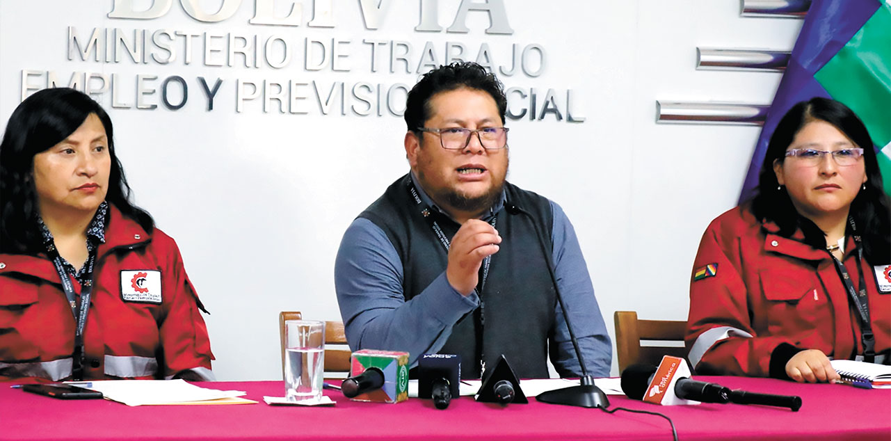 El ministro de Trabajo, Erland Rodríguez, en conferencia de prensa. Foto: Ministerio de Trabajo