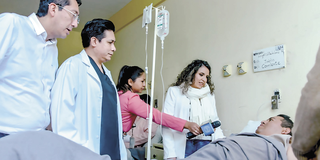 Autoridades de Salud visitan a los policías heridos. | Foto: MSyD