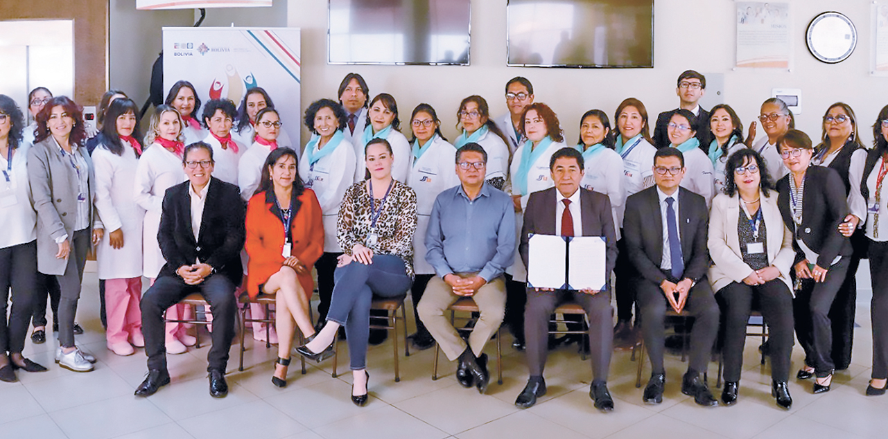 Autoridades luego de recibir la habilitación. Foto: Ministerio de Salud