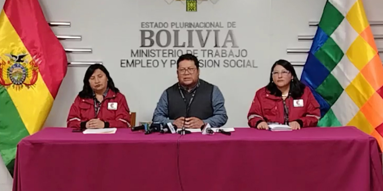 El ministro de Trabajo, Erland Rodríguez (centro), en conferencia de prensa.