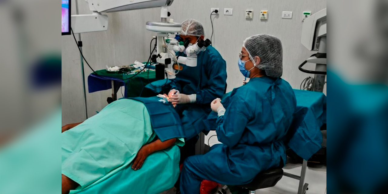 Brigada médica realiza una cirugía de cataratas. Foto: Ministerio de Salud