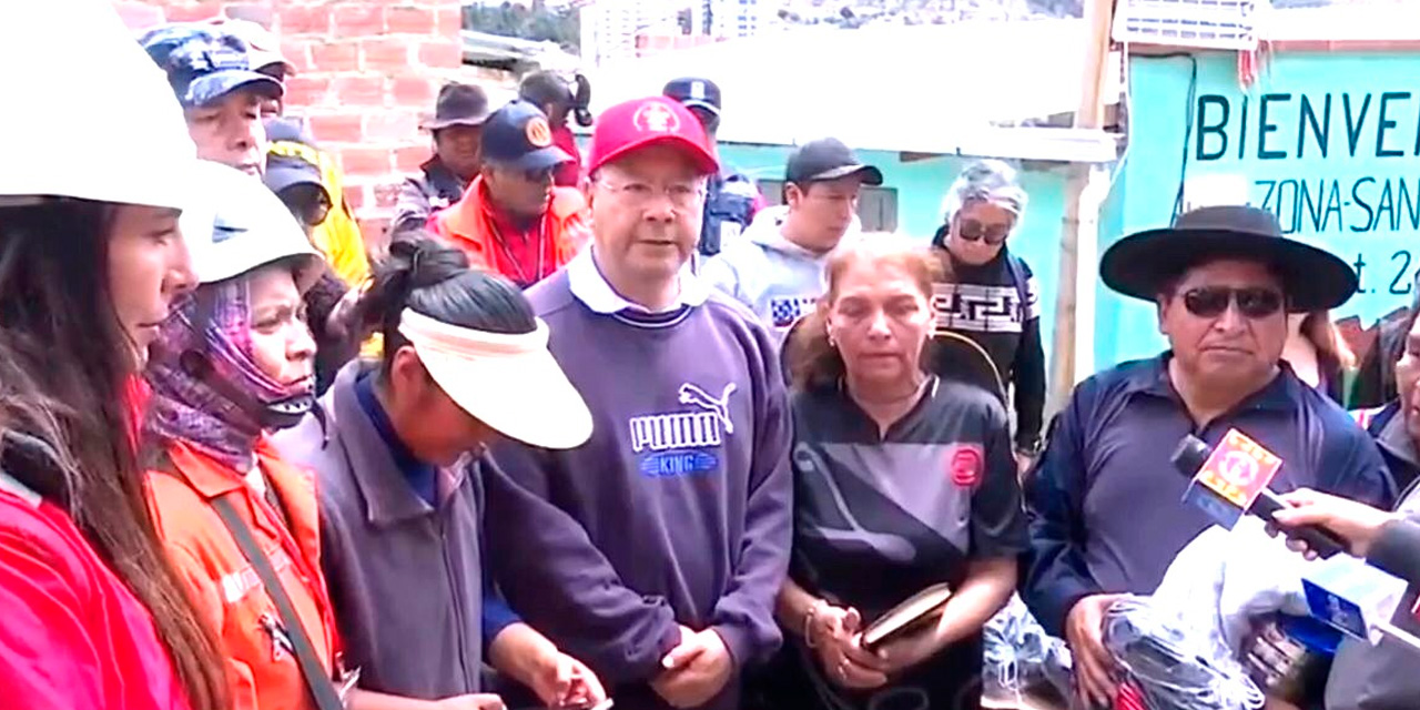 El presidente Luis Arce conversa con los vecinos de Bajo Llojeta. Foto: Captura