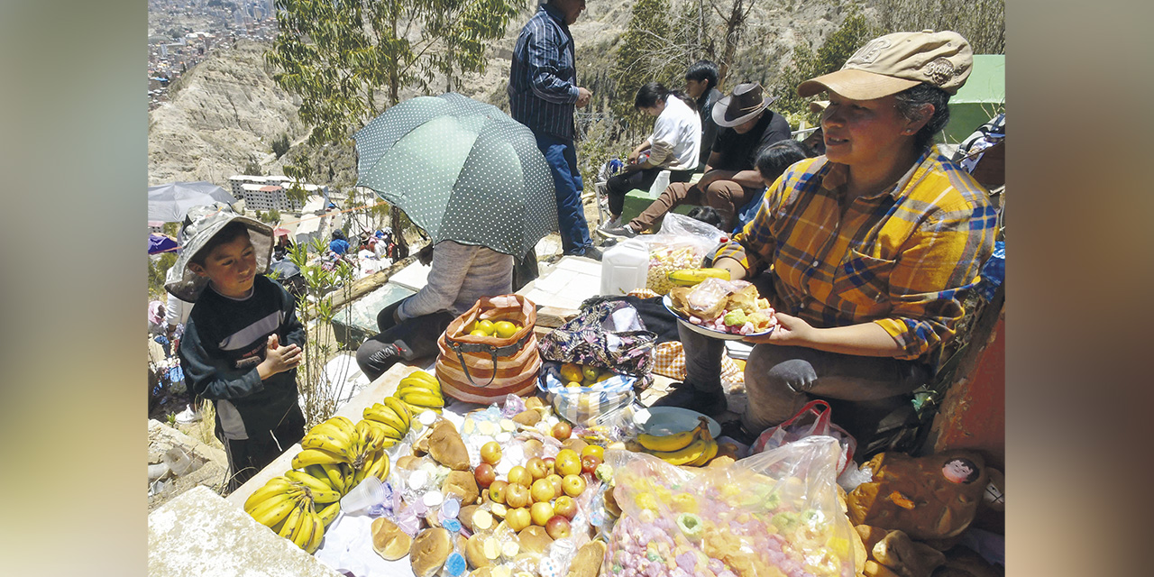 Las familias se dieron cita en los cementerios de todo el territorio boliviano. | Foto: APG