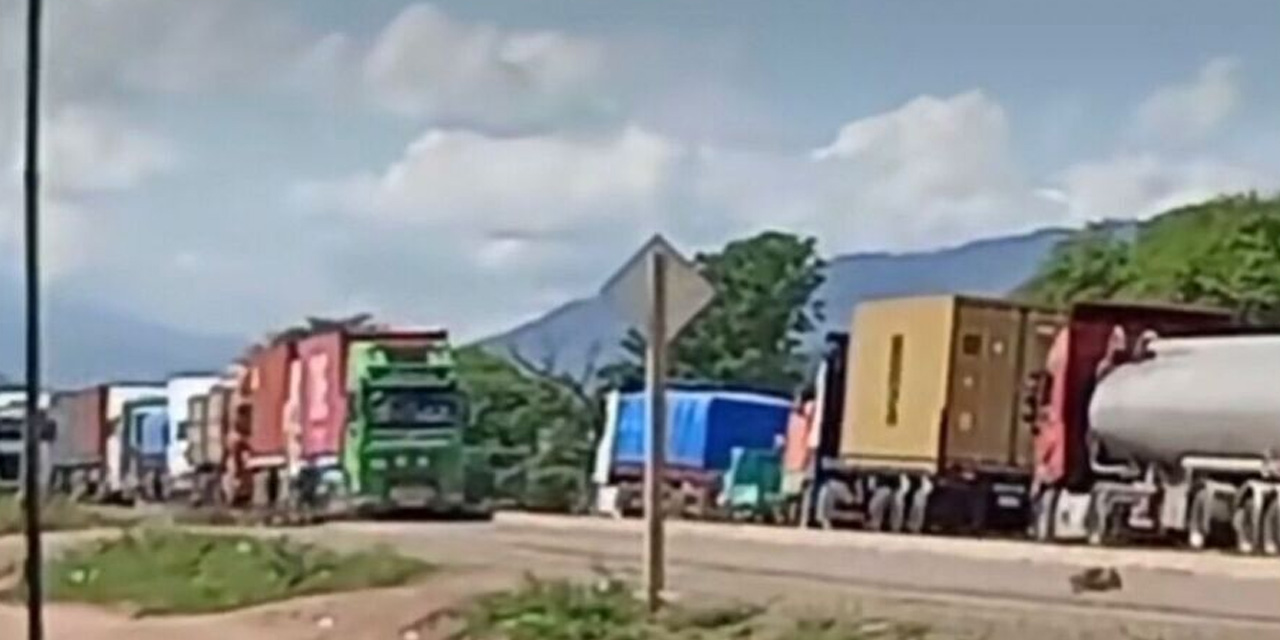 Los motorizados realizan el paso por la carretera antigua Santa Cruz-Cochabamba. Foto: Tik Tok