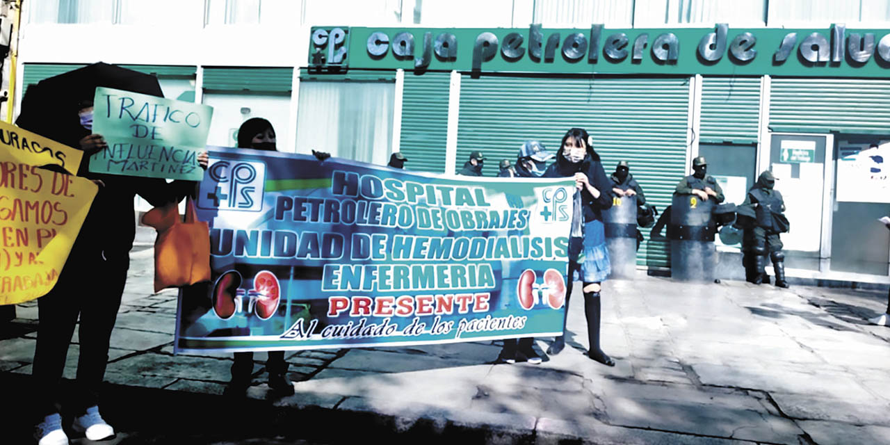 Algunos trabajadores de la CPS en protesta.