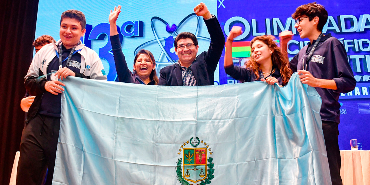 El ministro de Educación, Omar Veliz, junto a los ganadores de las Olimpiadas Estudiantiles de Cochabama. Foto: Ministerio de Educación